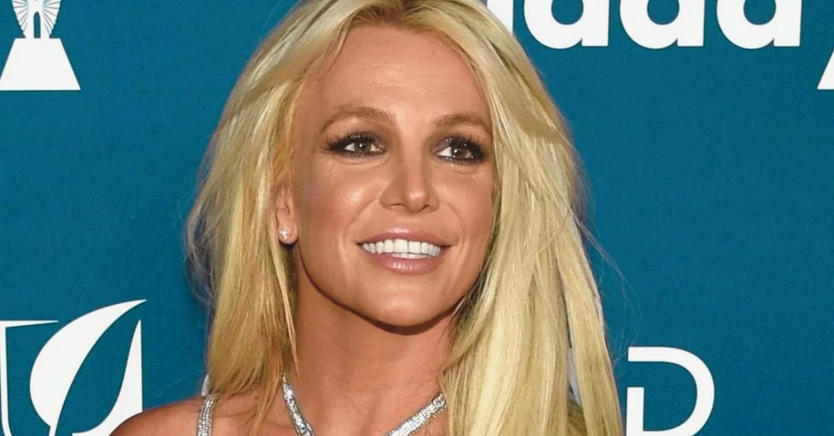 Britney Spears Sparks Backlash After Smoking on Flight: “I Thought You Could!” 2 Britney Spears sparks controversy after smoking on plane 1