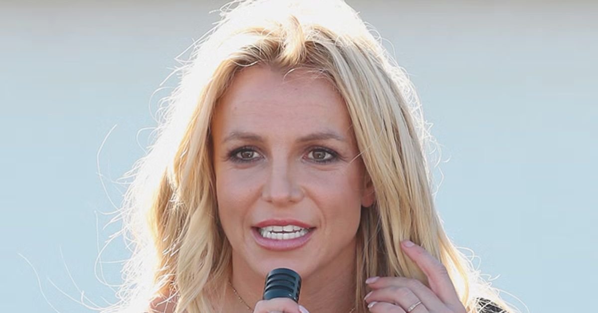 Britney Spears Sparks Backlash After Smoking on Flight: “I Thought You Could!” 4 Britney Spears sparks controversy after smoking on plane 2