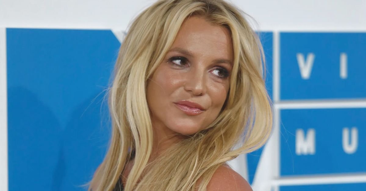 Britney Spears Sparks Backlash After Smoking on Flight: “I Thought You Could!” 3 Britney Spears sparks controversy after smoking on plane 3