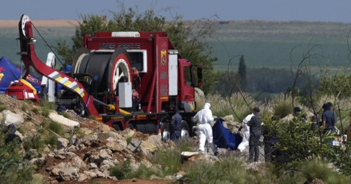 Hundreds Trapped in South African Gold Mine—Massive Rescue Operation Underway 2 Hundreds Trapped in South African Gold Mine—Massive Rescue Operation Underway