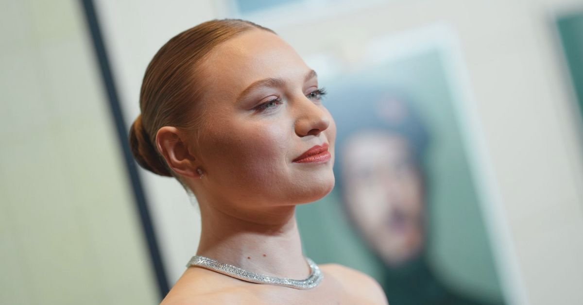Kate Winslet’s Daughter Mia Threapleton Is Her Glamorous Twin in $350K Worth of Jewelry at Red Carpet Premiere 2 Kate Winslets Daughter Mia Threapleton Is Her Glamorous Twin in 350K Worth of Jewelry at Red Carpet Premiere 2