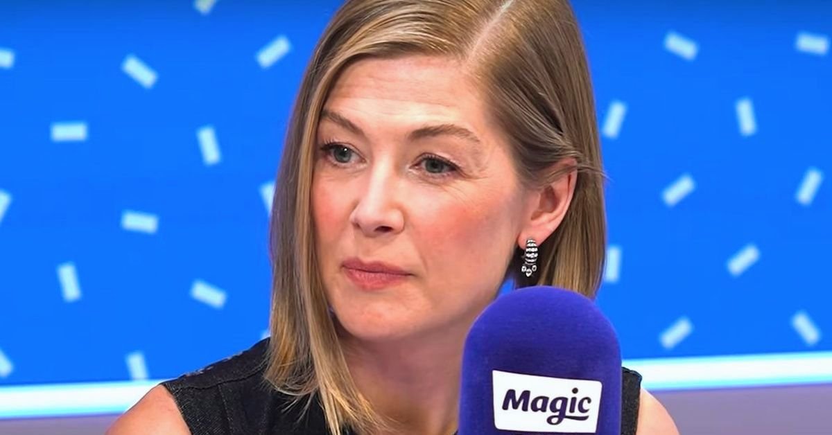 Rosamund Pike Recalls Terrifying Mugging: “I Was Punched in the Face for My Phone” 3 Rosamund Pike Recalls Getting Mugged and Punched in the Face for Her Phone 2