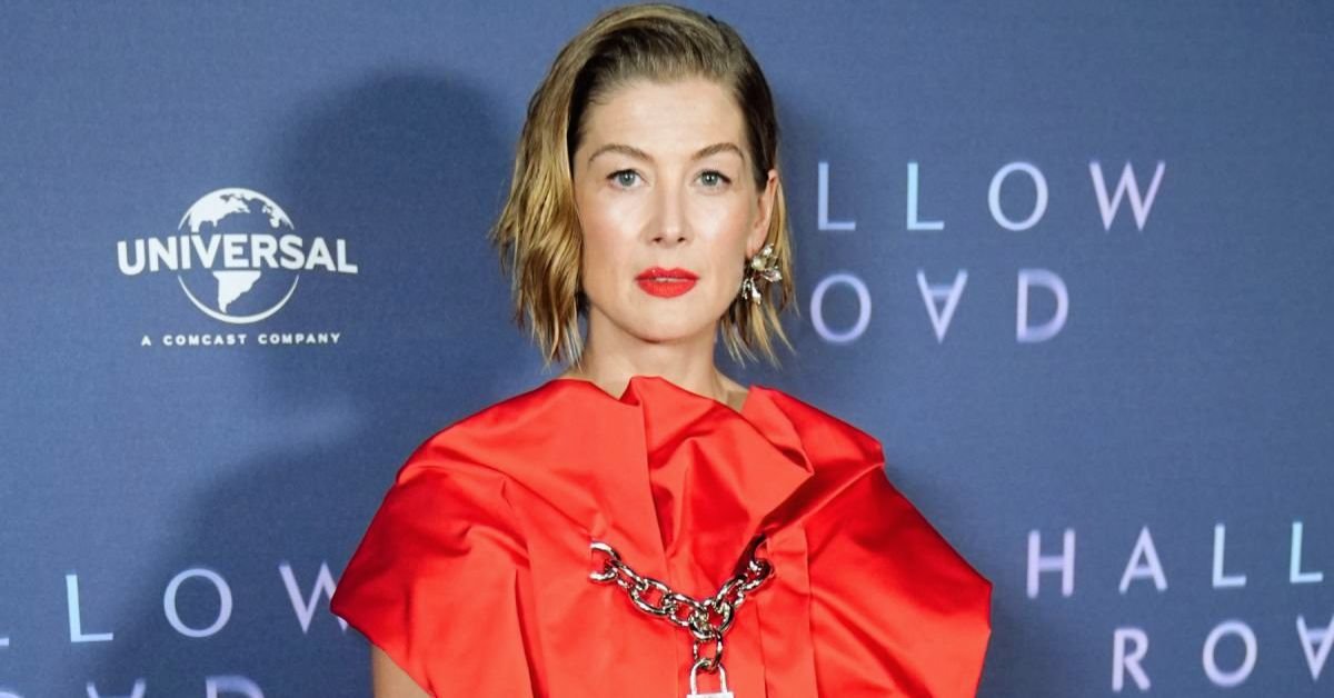 Rosamund Pike Recalls Terrifying Mugging: “I Was Punched in the Face for My Phone” 2 Rosamund Pike Recalls Getting Mugged and Punched in the Face for Her Phone 3